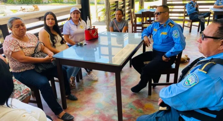 Policía realiza planeamiento de seguridad con los propietarios  de restaurantes de El Porvenir