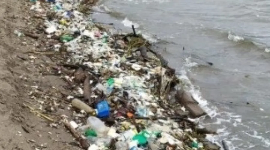 Previo a Semana Santa playa de Puerto Cortés está inundada de basura
