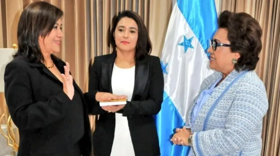 Rebeca Obando juramenta a Marta Delia Merino como magistrada integrante de la CSJ