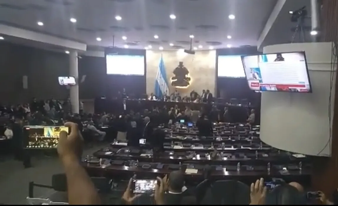 VIDEO ¡Relajo! Bancadas de oposición increpan a JD por evadir votación de empleo a tiempo parcial
