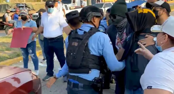 VIDEO Se caldean los ánimos entre empleados de Emergencias del 911 y Policía Nacional en Chamelecon.