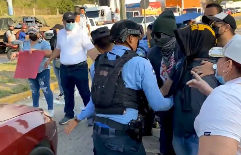  VIDEO Se caldean los ánimos entre empleados de Emergencias del 911 y Policía Nacional en Chamelecon.