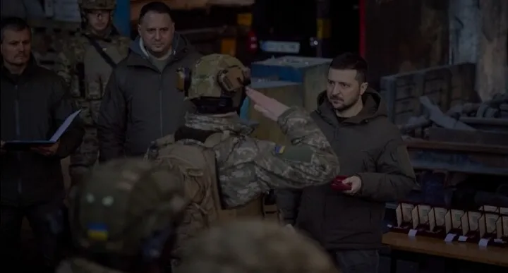 Zelenski visita a las tropas que defienden Bajmut, epicentro de los combates en Ucrania