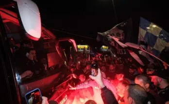 Más de 10.000 aficionados reciben al Napoles tras ganar al Juventus en Turín