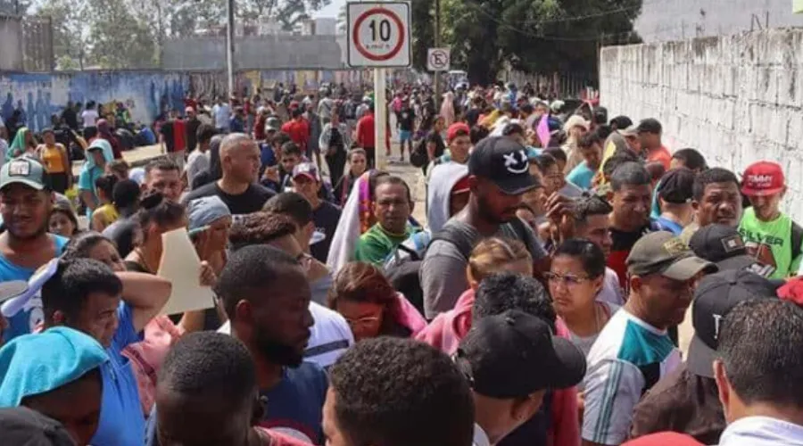 Centenar de migrantes escapan de centro migratorio en sureste de México