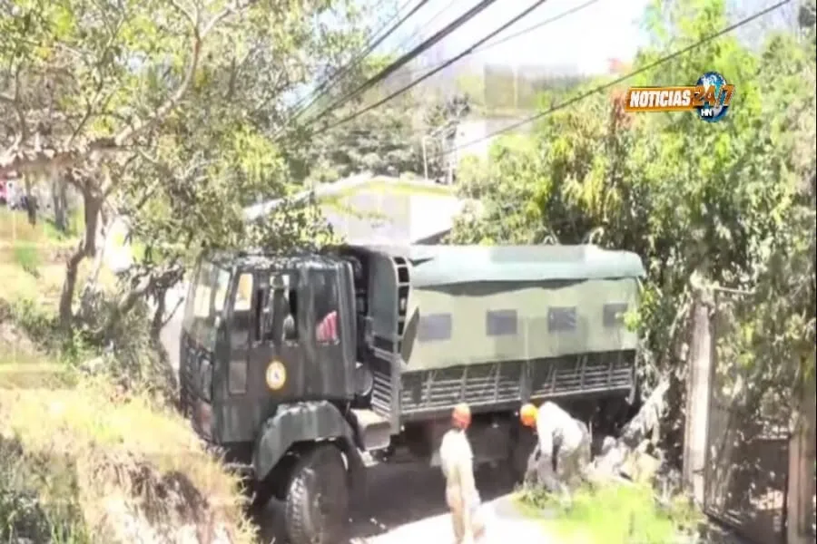 VIDEO: ¡Se le venció la primera! Camión militar se va de retroceso y cae a una hondonada en un sector de la colonia Villa Vieja en Comayagüela
