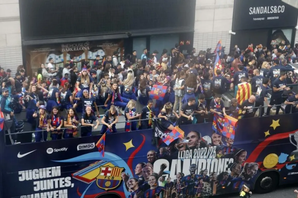 Barcelona Se Dio Un Baño De Masas Para Celebrar El Título De Laliga 2