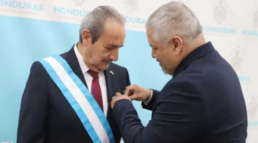 Honduras condecora con Orden Francisco Morazán al embajador de México al cierre de misión