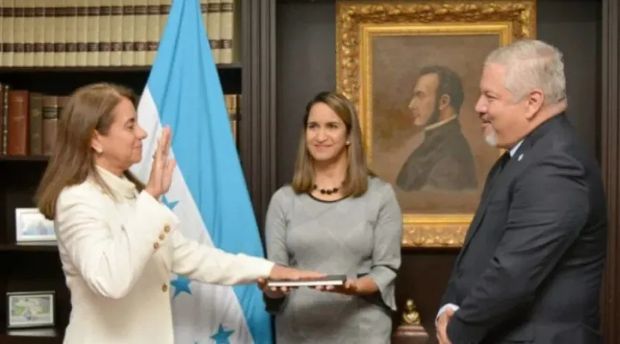 Sonia Leticia Cruz jura como nueva embajadora de Honduras en República Dominicana