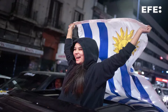 Al grito de dale campeón Uruguay celebra en las calles su título mundial 1