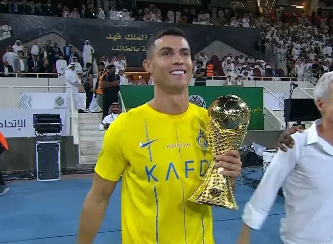 Cristiano Ronaldo Levanta Su Primer Trofeo Con El Al Nassr