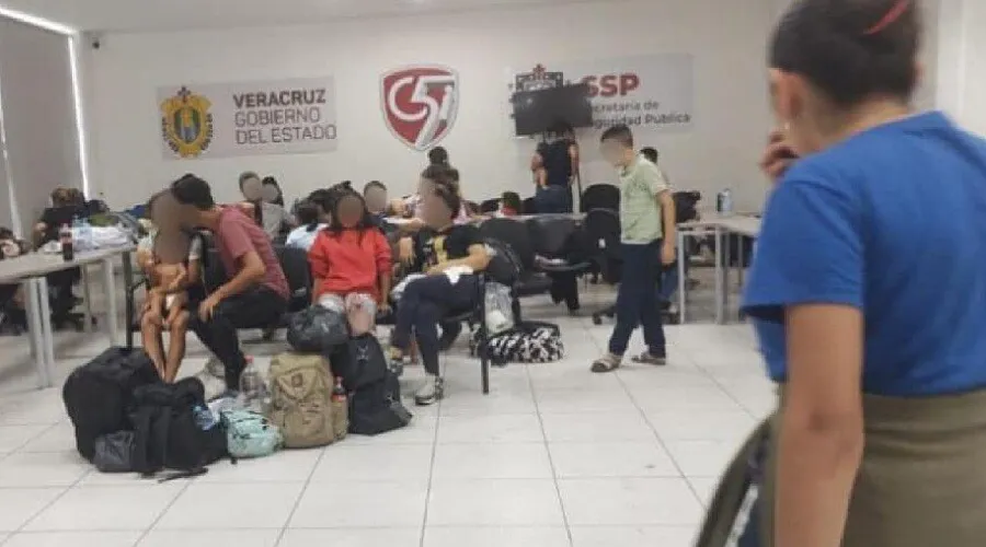En caravana de 9 vehículos detienen a 79 migrantes 72 de ellos hondureños