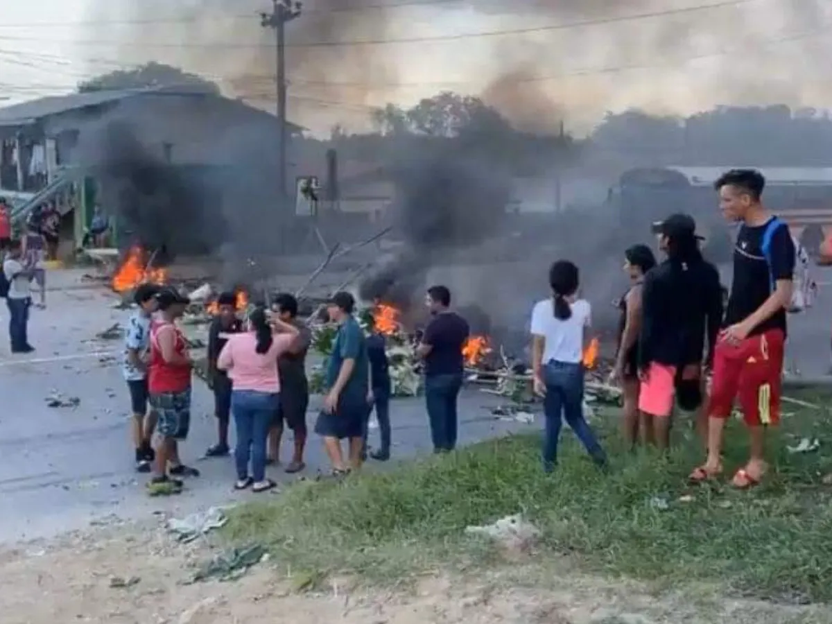 ¡No aguantan más! Pobladores bloquean carretera en Puerto Cortés por falta de energía eléctrica