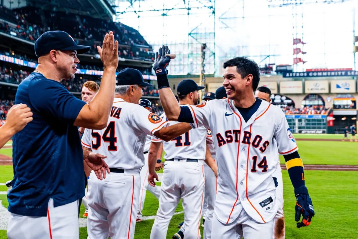 Debut con triunfo para Mauricio Dubón con los Astros - Deporte Total USA