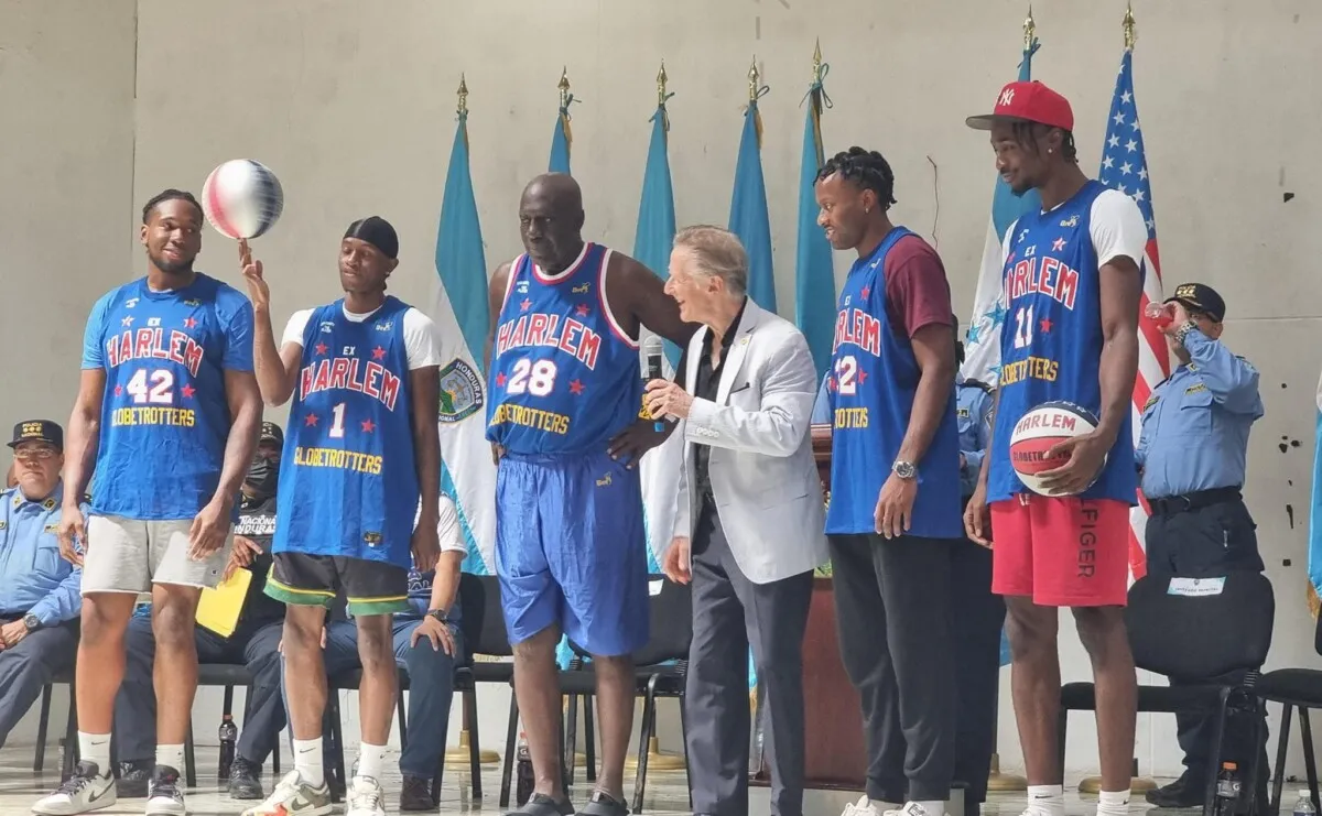 Los Trotamundos Globetrotters brindan espectáculo de baloncesto en Honduras