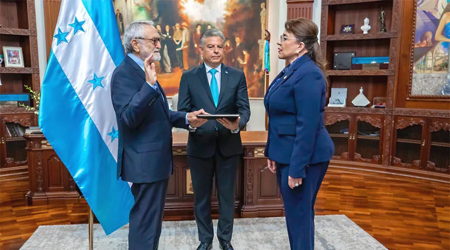 Pdta. Castro juramenta a Salvador Moncada como primer Embajador de Honduras en China
