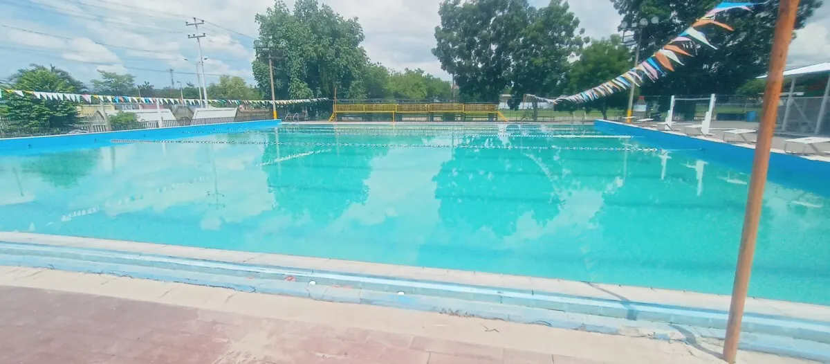 Lamentable el estado de la piscina municipal en que entrenan nadadores