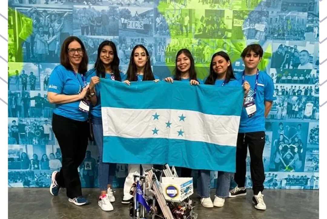 Estudiantes hondureños arrasan en la competencia de robótica en Singapur