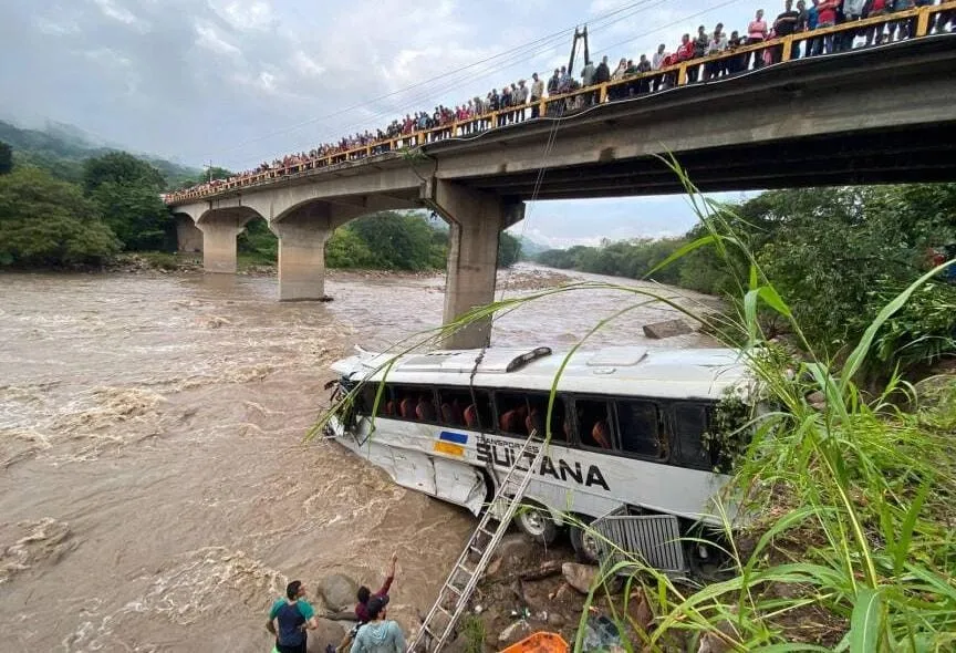 Lista Oficial: Cinco muertos y 27 heridos deja accidente de bus en Santa Rosa de Copán