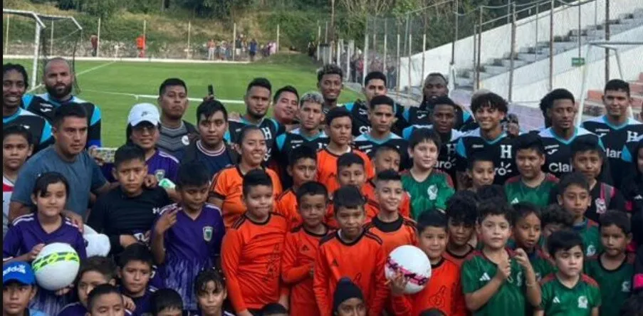 Video Niños De Cuernavaca Fueron A Conocer Y Dar Bienvenida A La Selección De Honduras