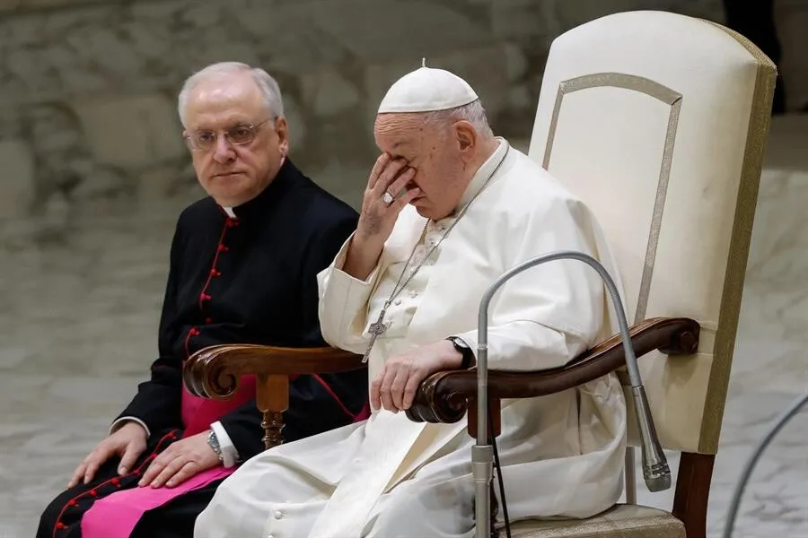 El papa dice "que aún no está bien" y su discurso lo lee un colaborador