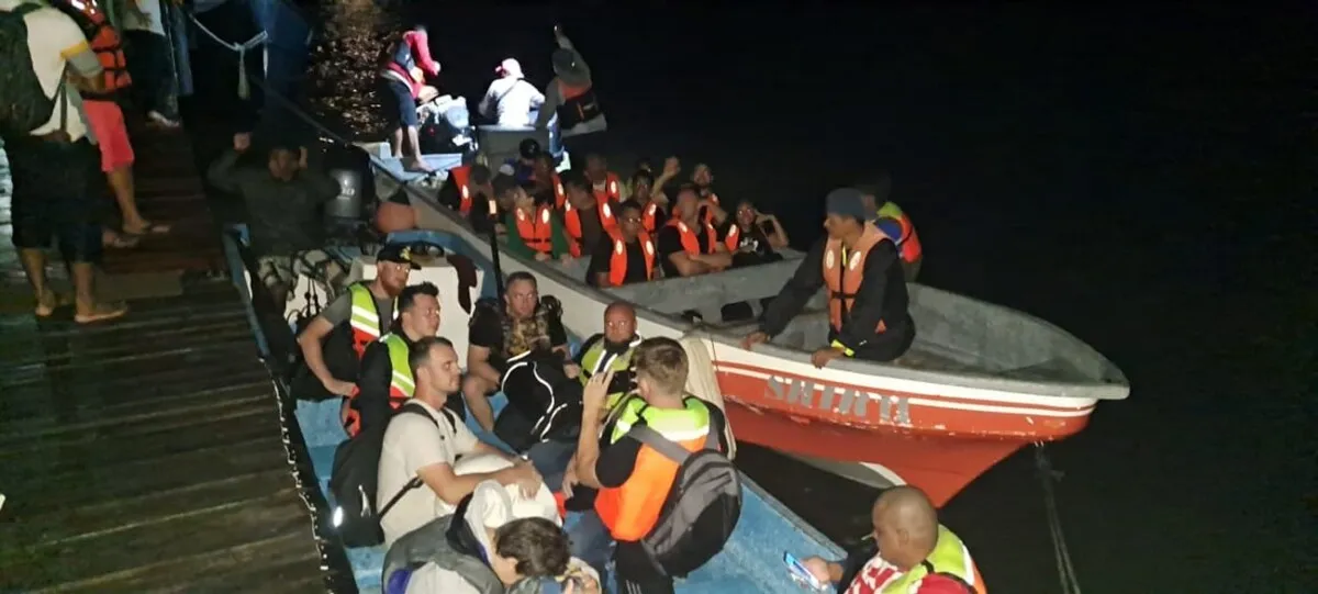 ¡tras Naufragio Rescatan A 23 Personas Que Naufragaron En La Barra De Caratasca Entre Ellos 13 Gringos