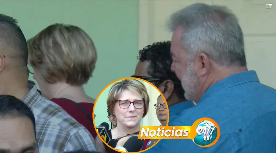 Contreras un alcalde malcriado: No deja que embajadora Dogu responda a periodistas (VIDEO)