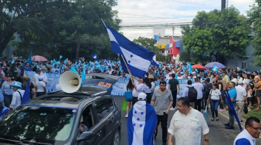 Gran manifestación en San Pedro Sula a favor de "Honduras y la democracia"