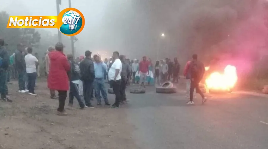 Pobladores se toman la carretera de Marcala hacia La Paz para exigir su reparación (VIDEO)