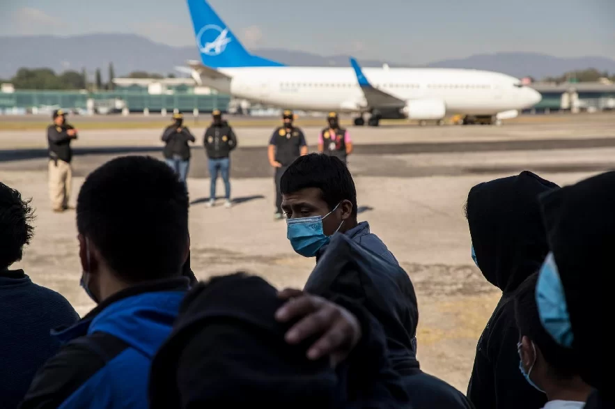 Texas envía vuelo con más de 350 migrantes en desafío a restricción impuesta por Chicago