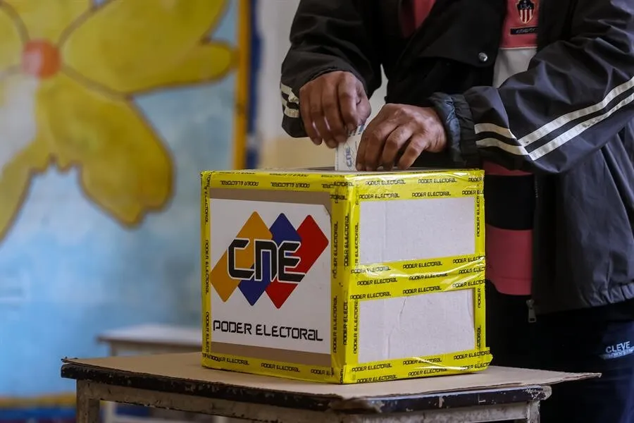 Venezolanos votan en referendo este domingo