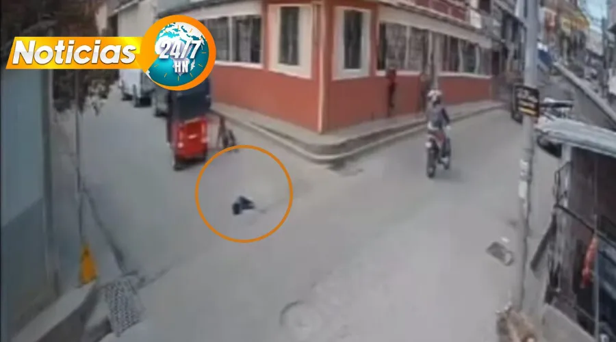 VIRAL: ¡Impactante! Niño se cae de un mototaxi en Ocotepeque (VIDEO)