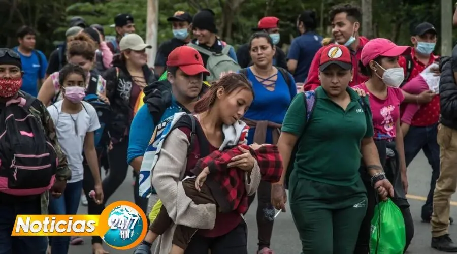 Unos 500 migrantes hondureños y venezolanos salen en caravana hacia EE.UU. desde Honduras