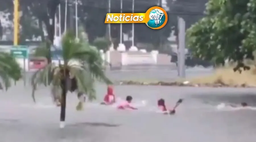 Niños Disfrutando De La Lluvia En La Ceiba