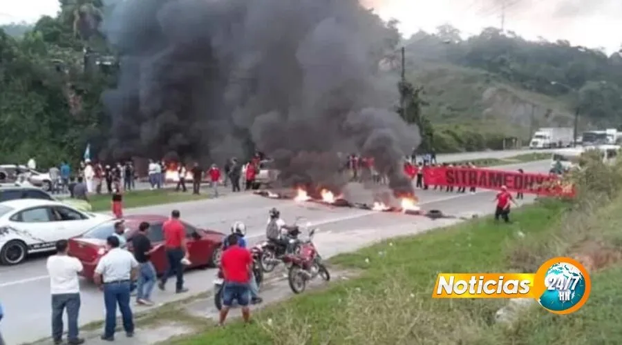 Pobladores de Tocoa se toman carretera exigiendo respuesta a sus demandas