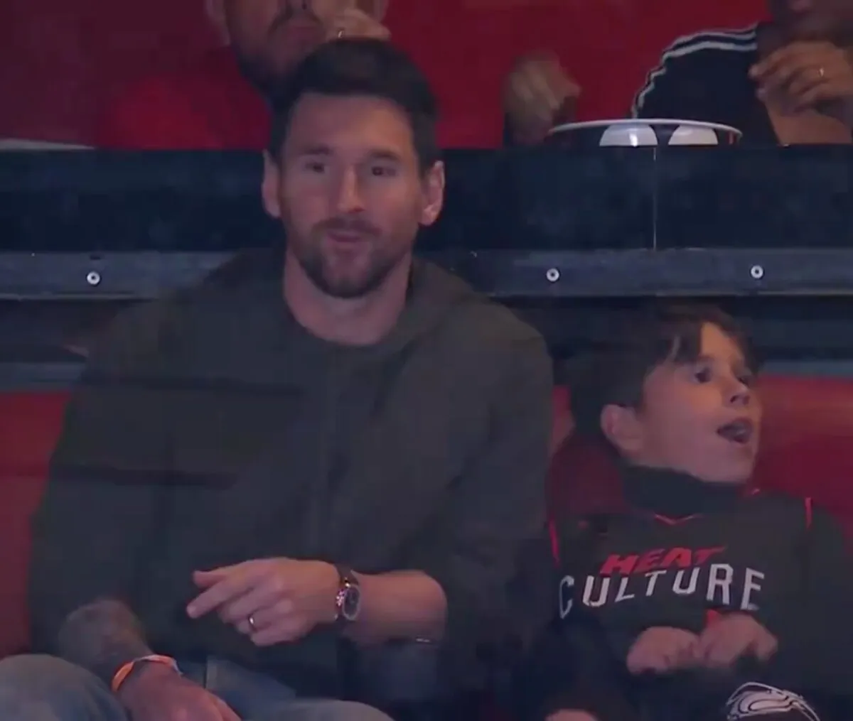 Video Messi Causa Furor Al Asistir Con Su Familia Y Otras Estrellas Del Inter Al Estadio Del Miami Heat