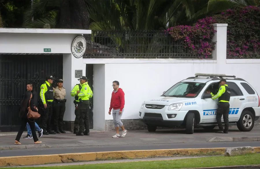 México cierra de forma indefinida su embajada en Ecuador y suspende servicios consulares
