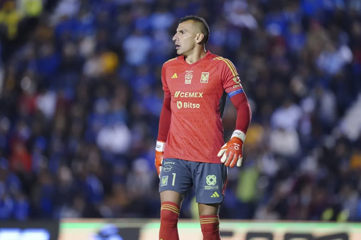 Portero del Tigres de México suspendido por 11 partidos por usar un láser contra un rival