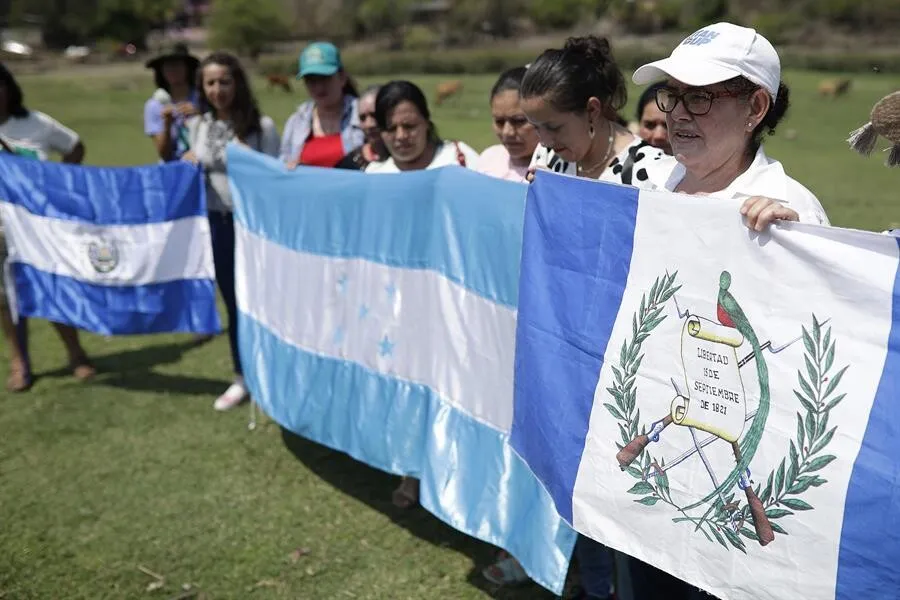 VIDEO Ambientalistas protestan contra mina Cerro Blanco con marcha acuática