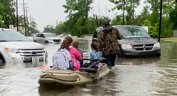 Las lluvias e inundaciones no menguan en Texas y obligan al rescate de 233 personas