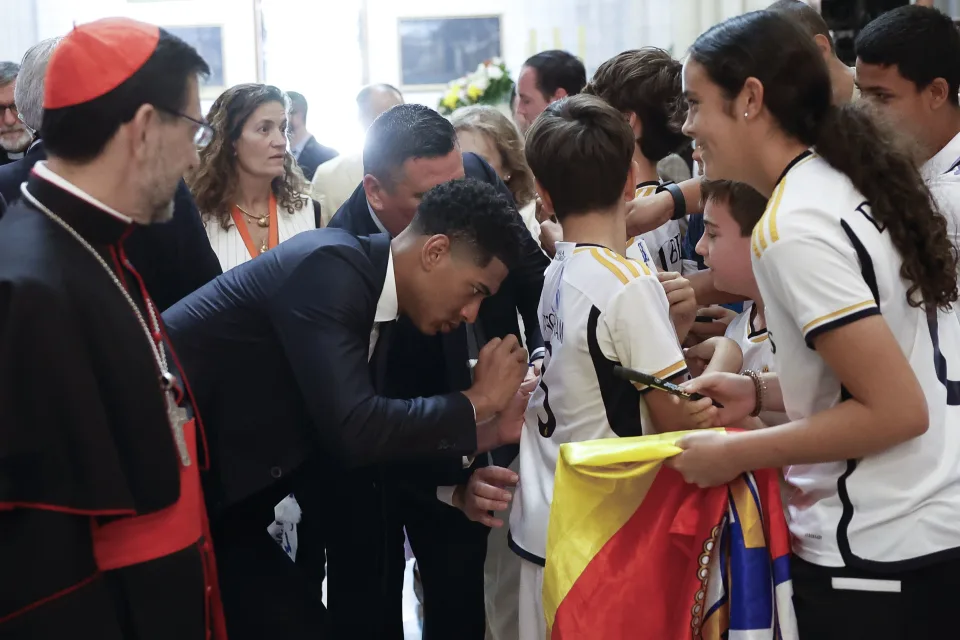 El Real Madrid Ofrece La Decimoquinta A La Virgen De La Almudena