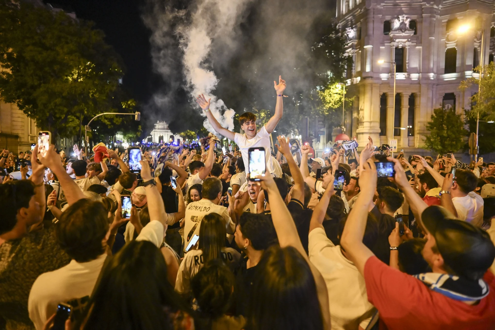 Madridistas Celebraron La 15 En Cibeles
