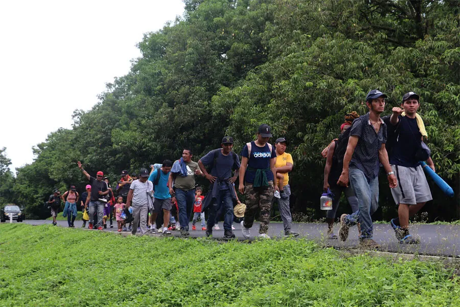 México frena caravana de migrantes en la frontera sur en víspera de la elecció