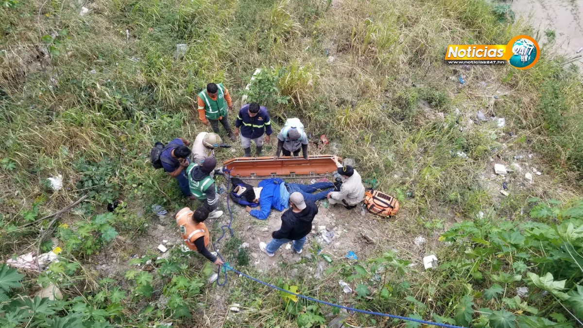 Videoi Motociclista Cae Desde Un Precipicio A Las Faldas De Un Rio Y Sobrevive