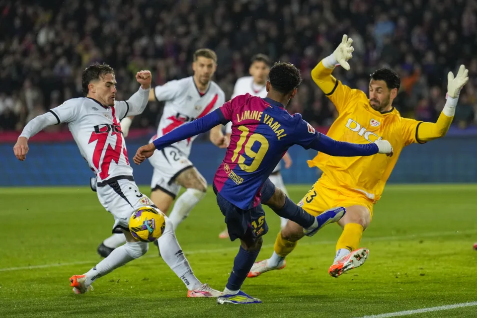 1 0 El Barcelona Doblega A Un Correoso Rayo Y Es Lider
