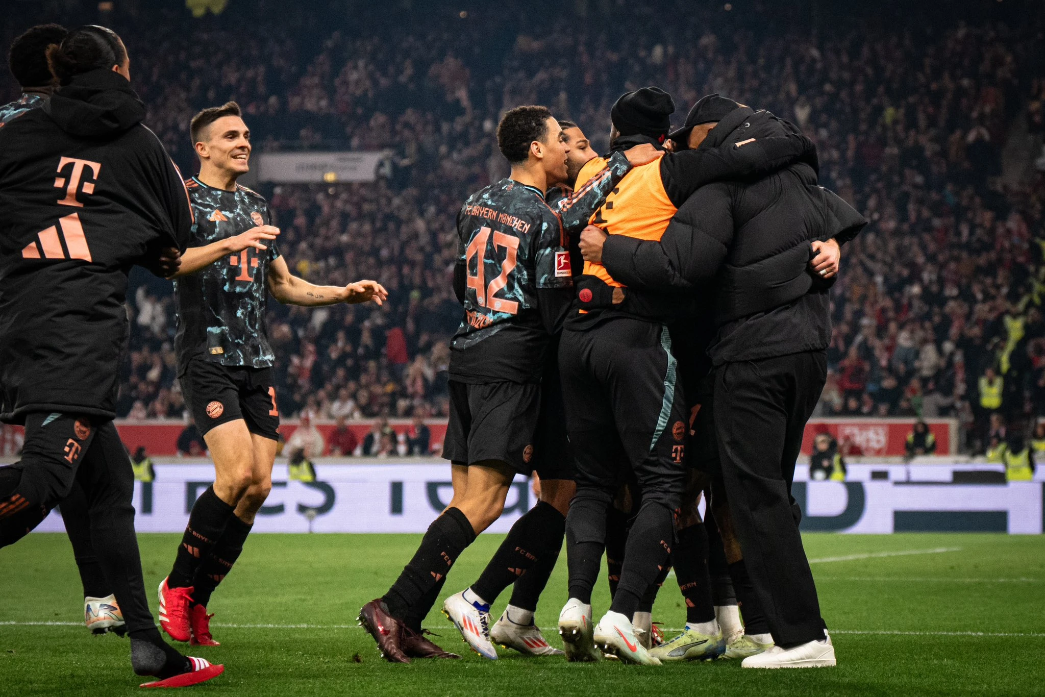 Bayern Múnich remonta en Stuttgart y hace más cómodo su liderato en Alemania