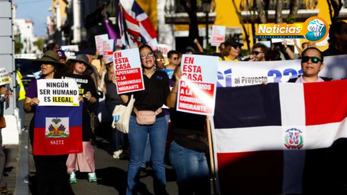 Decenas de personas protestan en Puerto Rico contra la política migratoria de Donald Trump