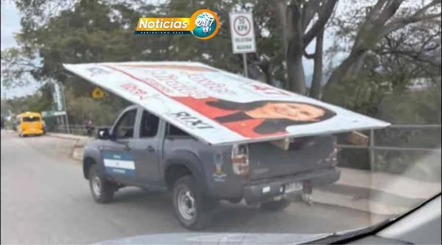 ¡Descaro total! Captan vehículo estatal transportando rótulos de campaña de Rixi Moncada
