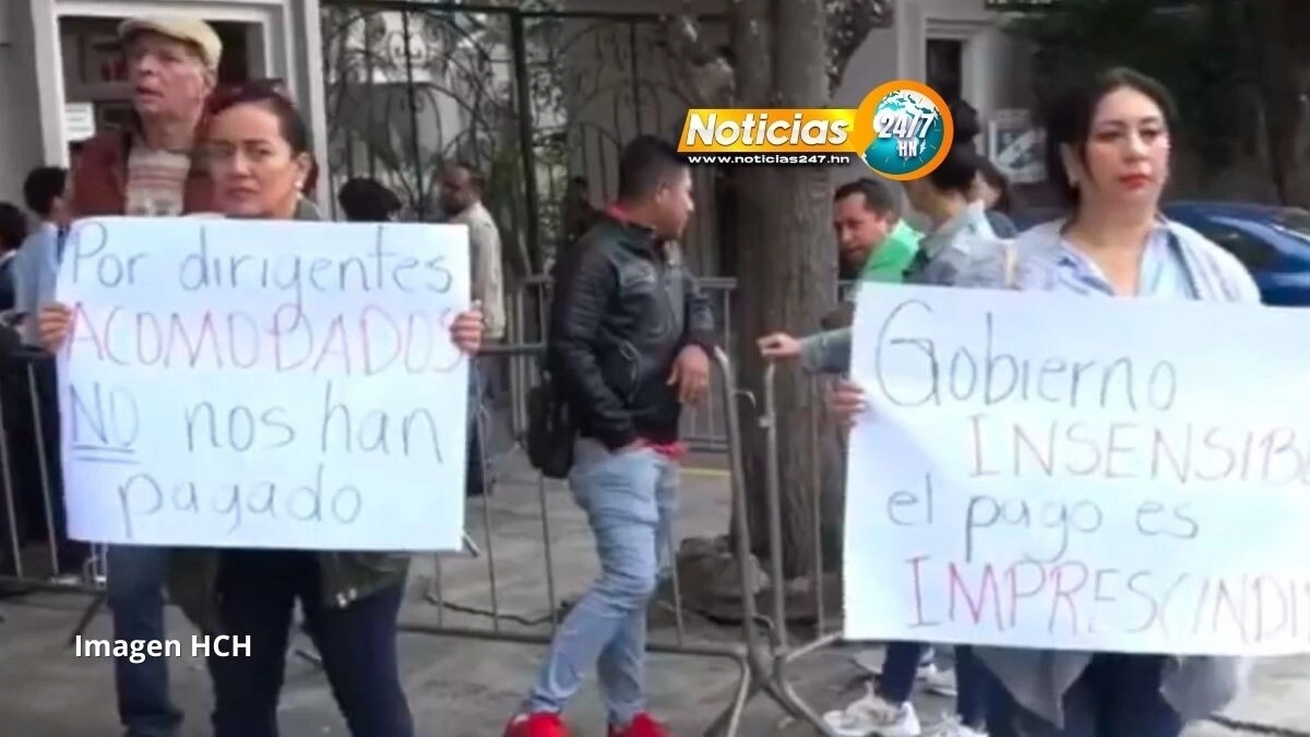 Docentes Protestan Frente A Casa Presidencial Exigen Pago Inmediato 2