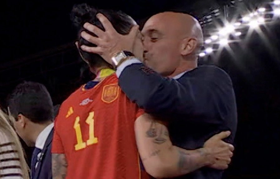El Exjefe Del Futbol Espanol Recibe Sentencia Por El Beso Forzado A La Jugadora Jenni Hermoso